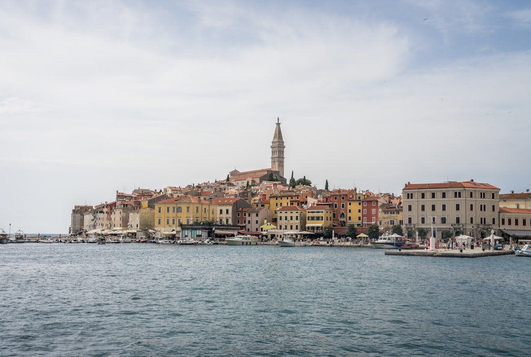 a-large-body-of-water-with-a-city-in-the-background-ceye6i7jrqu
